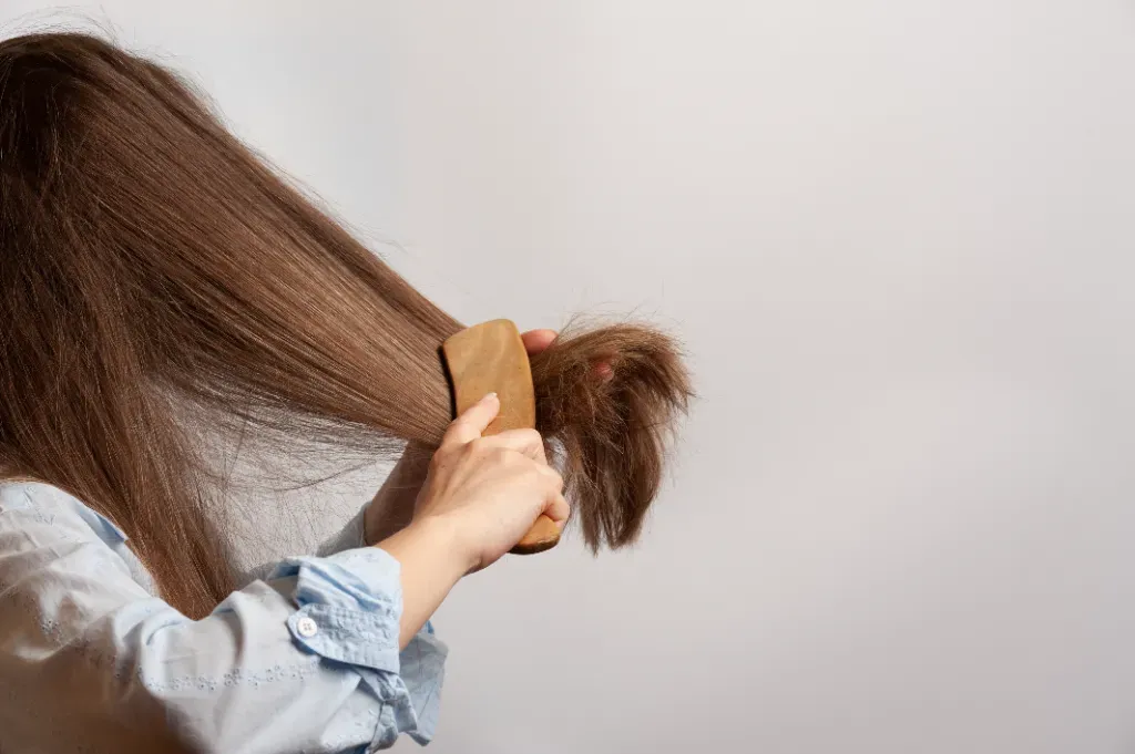 Jak wzmocnić włosy przy wypadaniu i łamliwości